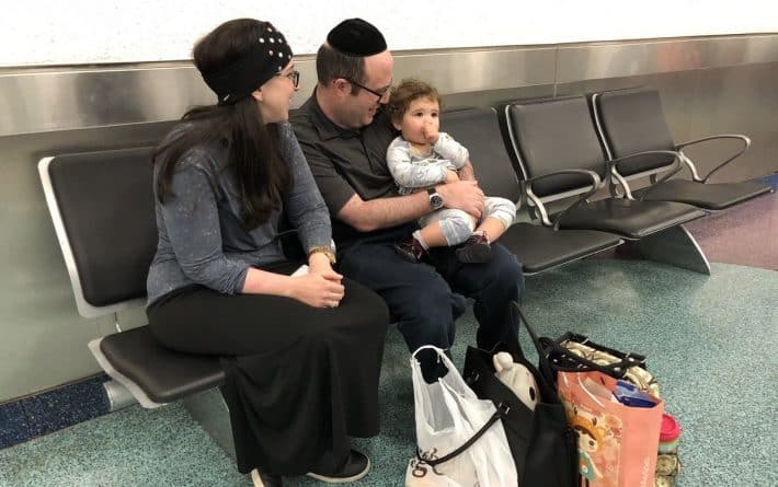 Путешествия: American Airlines высадили семью из самолета из-за запаха, но пассажиры уверены — причина в антисемитизме