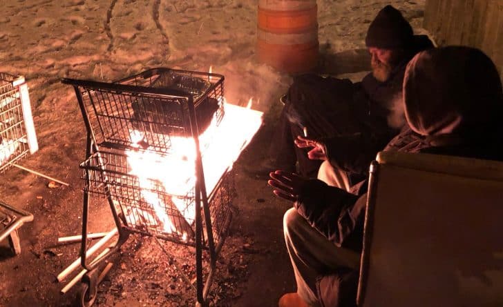 Локальные новости: Неизвестный оплатил гостиницу для 70 бездомных до конца морозов в Чикаго
