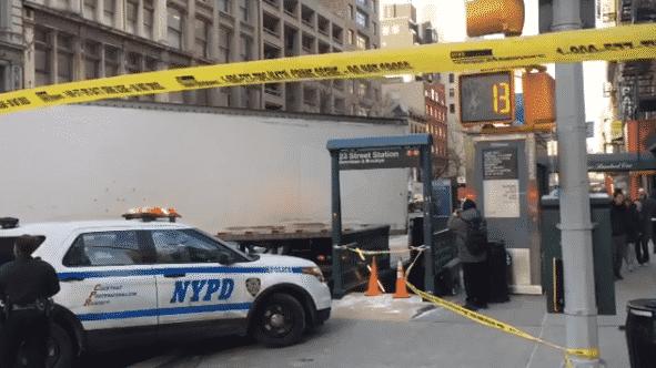 Происшествия: Оторвавшийся прицеп грузовика врезался во вход в метро в Нижнем Манхэттене. Пострадавших нет