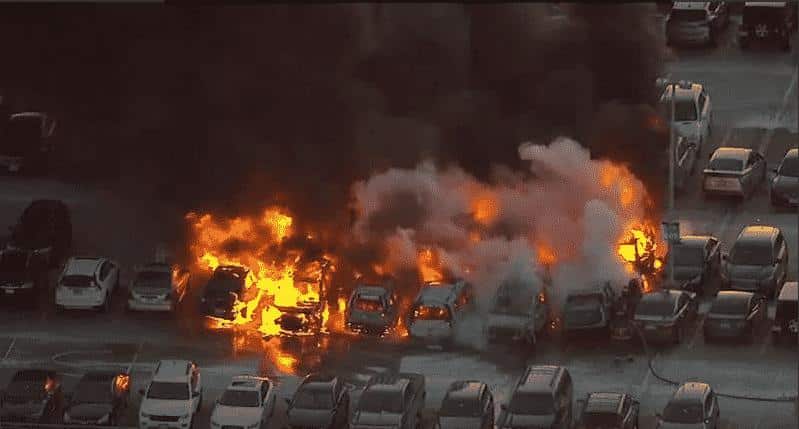 Происшествия: В четверг на парковке в аэропорту Ньюарка горело не менее дюжины автомобилей
