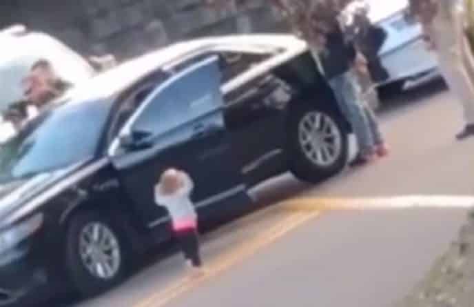Видео: В вирусном видео босоногая малышка идет с поднятыми руками к полицейским с оружием в руках