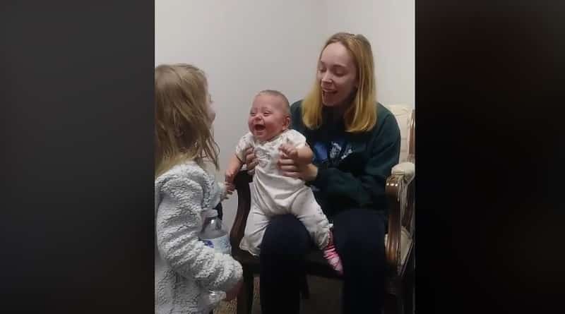 Видео: Трогательное видео: малышка, почти потерявшая слух, впервые с рождения услышала голос сестры