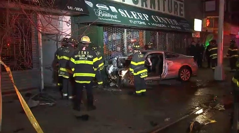 Происшествия: В Нью-Йорке автомобиль врезался в магазин: есть пострадавшие