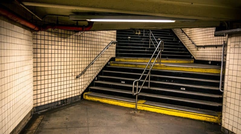 Происшествия: Молодая мама погибла, упав с коляской на лестнице в метро Нью-Йорка