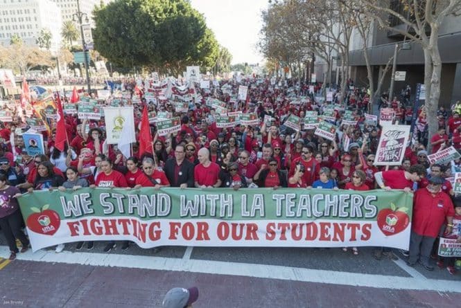 Локальные новости: 35 тыс. учителей округа Лос-Анджелес вышли сегодня на забастовку