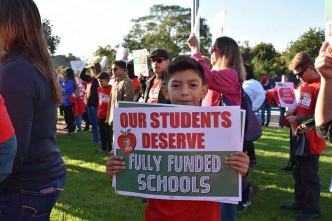 Полезное: Школьникам Лос-Анджелеса пообещали бесплатный проезд во время учительской забастовки