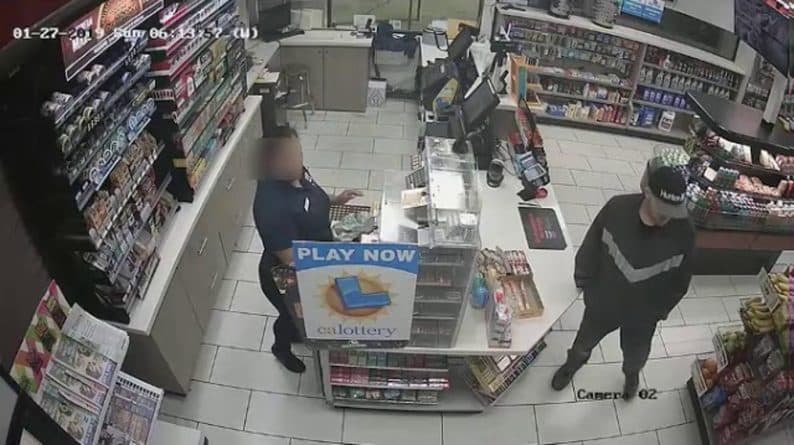 Происшествия: В Лос-Анджелесе грабитель, угрожая пистолетом, забрал из 2 магазинов деньги и лотерейные билеты (видео)