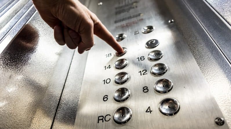 Локальные новости: В Нью-Йорке женщина застряла в лифте на три дня