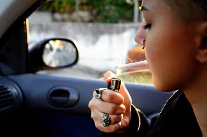 Закон и право: За курение в машине с ребенком внутри в Индиане хотят штрафовать на сумму до $10 тыс.