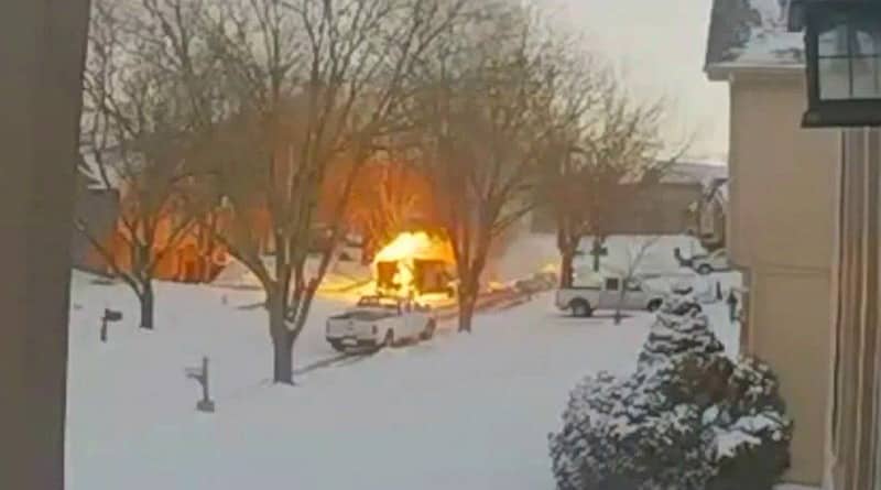 Видео: Почтовый грузовик вспыхнул, как факел, — и покатился вниз по улице (видео)