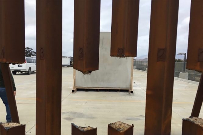 Политика: DHS проверило на прочность прототип стены Трампа, разрезав ее обычным строительным инструментом