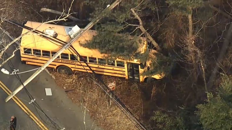 Происшествия: В Нью-Джерси школьный автобус врезался в опору ЛЭП. Дети и водитель оказались в ловушке