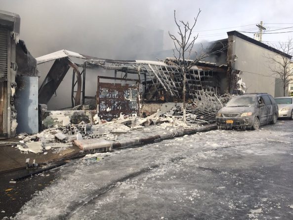 Происшествия: В пожаре в Куинсе пострадал 1 человек. Огонь тушило более 100 сотрудников FDNY