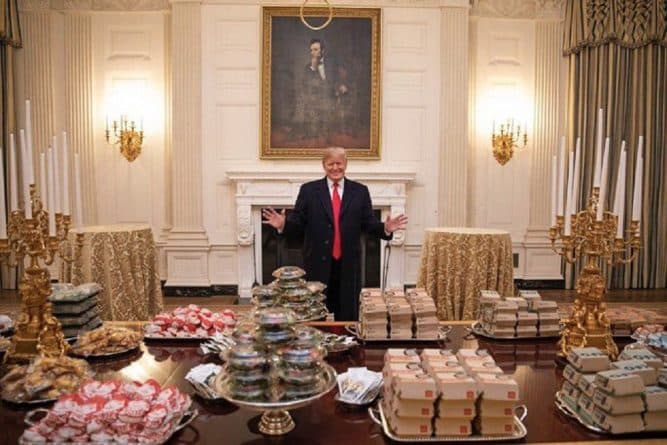 Политика: Burger King пошутил над Трампом после того, как президент сделал ошибку в слове «гамбургер»