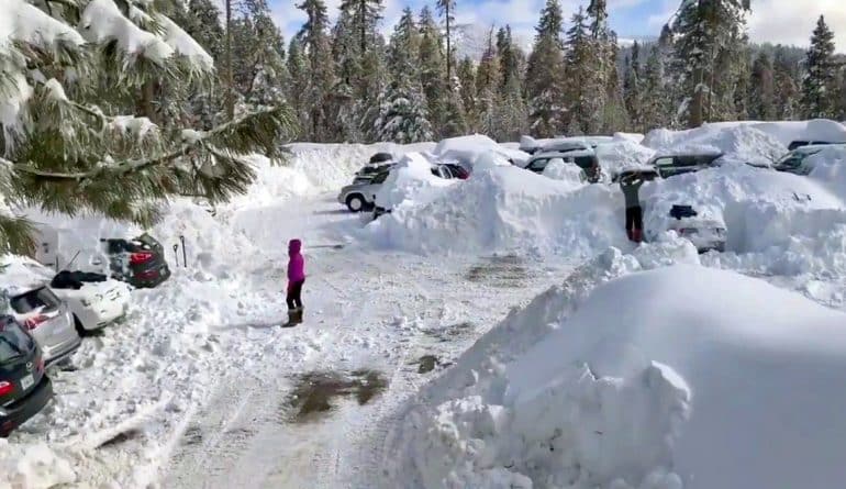 Погода: В Калифорнии снежная буря застала врасплох 120 человек, отрезав их от цивилизации