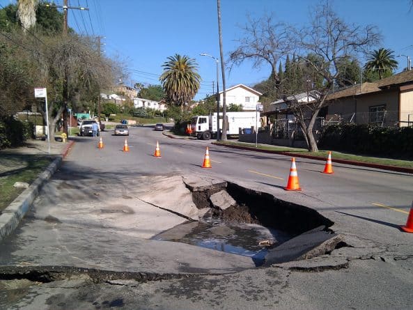 Локальные новости: Лос-Анджелес исправит путаницу в законах, которая оставила сотни дорог города без ремонта
