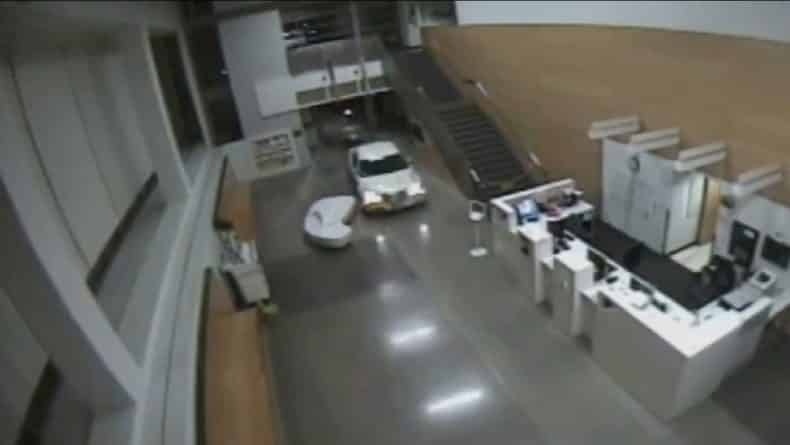 Происшествия: Женщина въехала на автомобиле в холл полицейского участка в Сан-Педро. С ней в машине был младенец