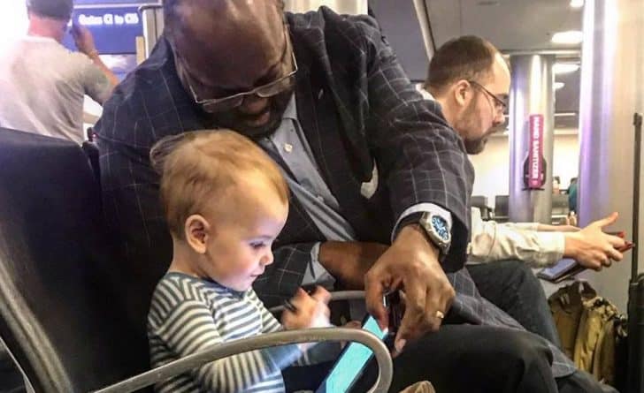 Путешествия: Малышка не знала, чем занять себя в ожидании самолета — так что добрый самаритянин 45 минут показывал ей мультики