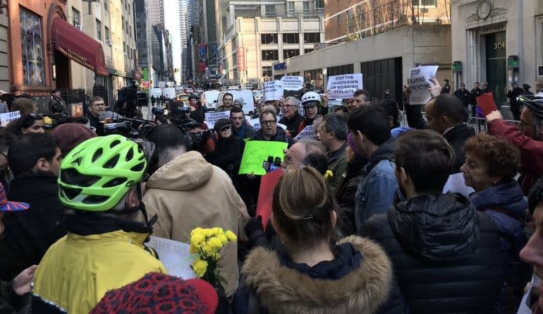 Локальные новости: Велосипедисты протестуют против «репрессий» со стороны NYPD