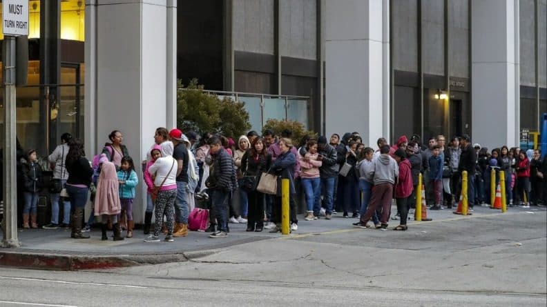 Закон и право: Около 1000 иммигрантов пришли в суд Лос-Анджелеса на «несуществующие» слушания