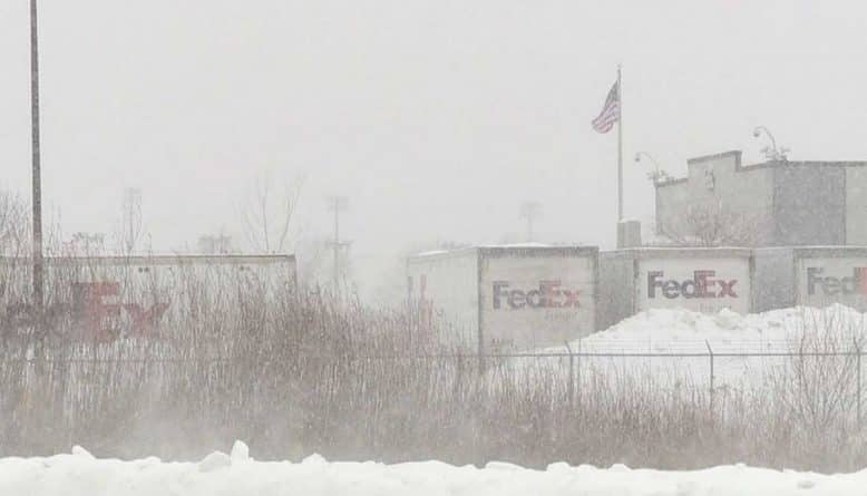 Погода: В Ист-Молине рабочий FedEx, видимо, замерз насмерть у центра доставки
