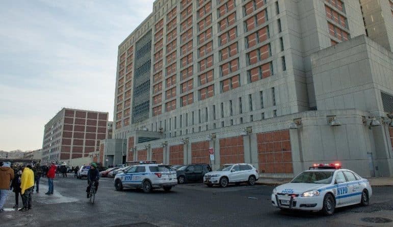Локальные новости: В федеральной тюрьме в Бруклине ищут бомбу