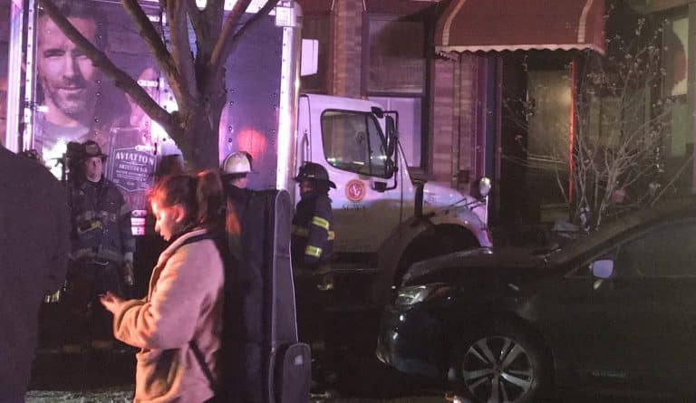 Происшествия: В Бруклине ночью грузовик ударил два автомобиля и въехал в дом