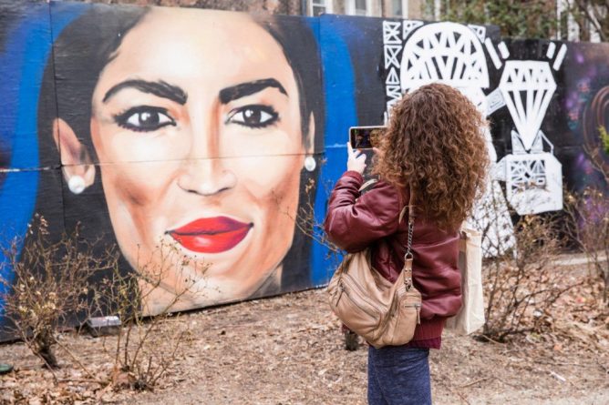 Локальные новости: Лекси Белла создала гигантскую фреску — портрет Окасио-Кортес на заборе в Ист-Сайде