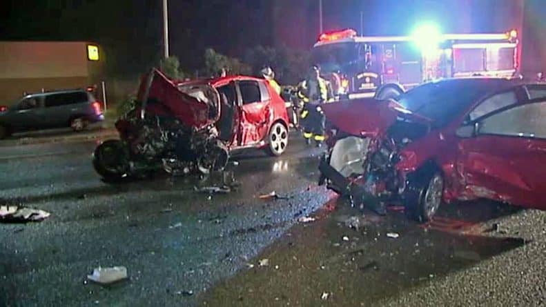Происшествия: На шоссе 101 в Сан-Франциско водитель спровоцировал 2 аварии. 2 человека погибли, 9 ранены