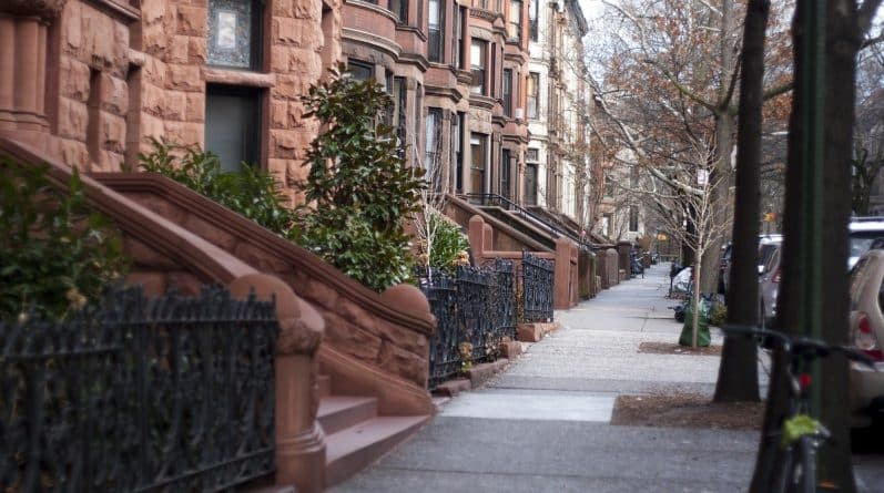 Локальные новости: В Нью-Йорке стали реже выселять арендаторов благодаря закону о юридической помощи