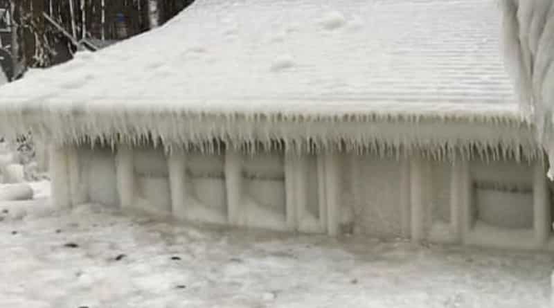 Погода: Ветер, мороз и вода с озера Онтарио сковали дома в штате Нью-Йорк коркой льда (фото)