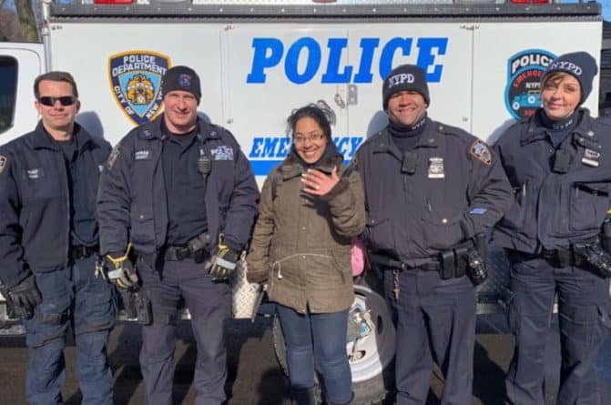 Локальные новости: Полицейские Нью-Йорка спасли День святого Валентина, достав обручальное кольцо из канализации