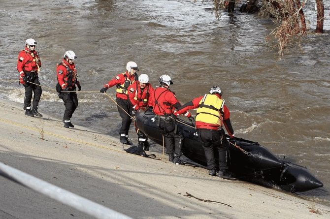 Происшествия: Пожарные LAFD спасли велосипедиста из реки Лос-Анджелес. Как он оказался в воде, неизвестно