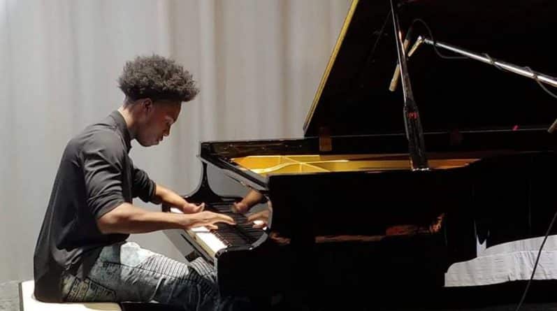 Видео: Подросток с четырьмя пальцами рук и протезами вместо ног стал пианистом (видео)