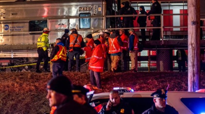 Происшествия: В Нью-Йорке 2 поезда столкнулись с автомобилем на путях. Один поезд сошел с рельсов, есть погибшие