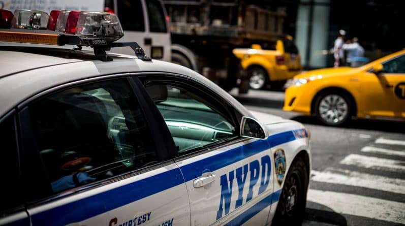 Происшествия: В Нью-Йорке полиция застрелила вооруженного мужчину, забравшегося в чужую квартиру