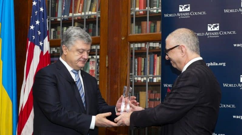 Политика: «Это признание прогресса, которого достигли украинцы»: Порошенко наградили в Филадельфии