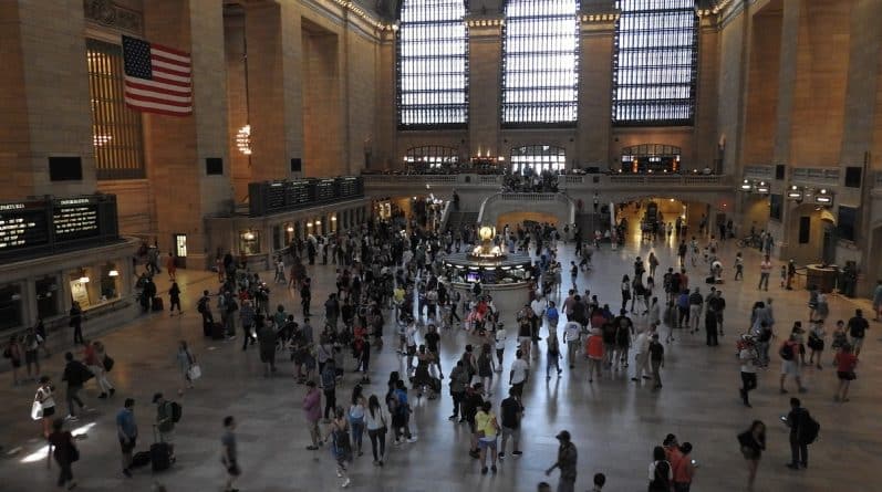 Происшествия: В метро Нью-Йорка погиб мужчина: поезд зацепил его сумку и потащил за собой