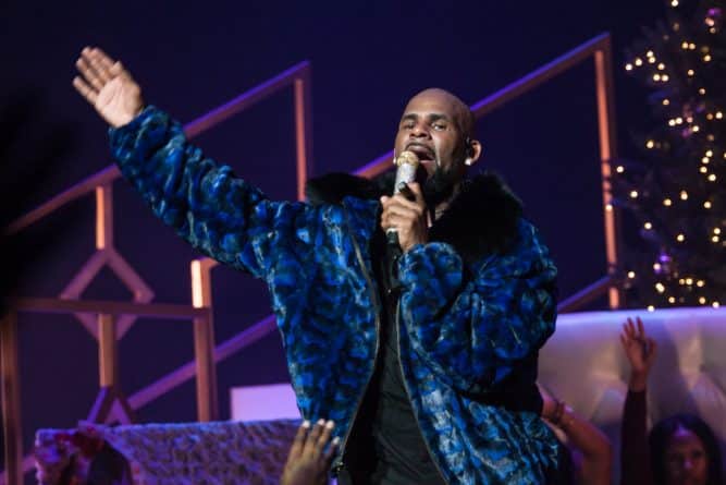 Закон и право: Исполнитель легендарной «I Believe I Can Fly» певец R. Kelly сдался полиции после обвинений в 10 случаях сексуального насилия
