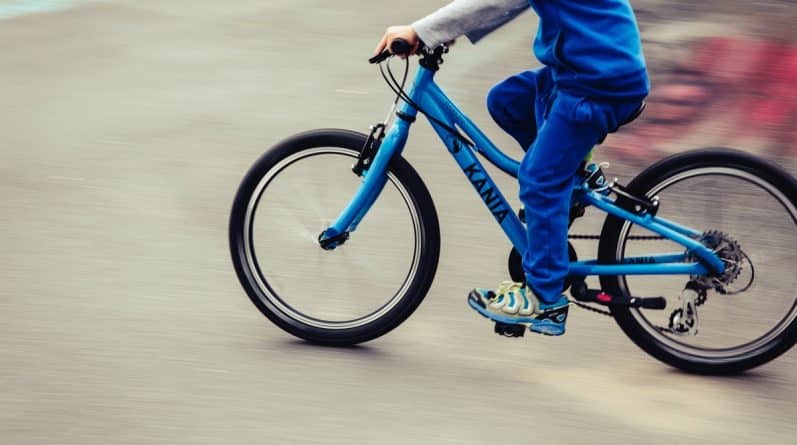 Происшествия: 7-летний мальчик на велосипеде помчался по скоростному шоссе, чтобы спасти жизнь отца