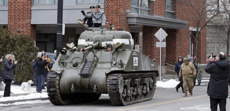 История: В Бостоне активисты организовали для ветерана-танкиста почетную прогулку на танке "Шерман"