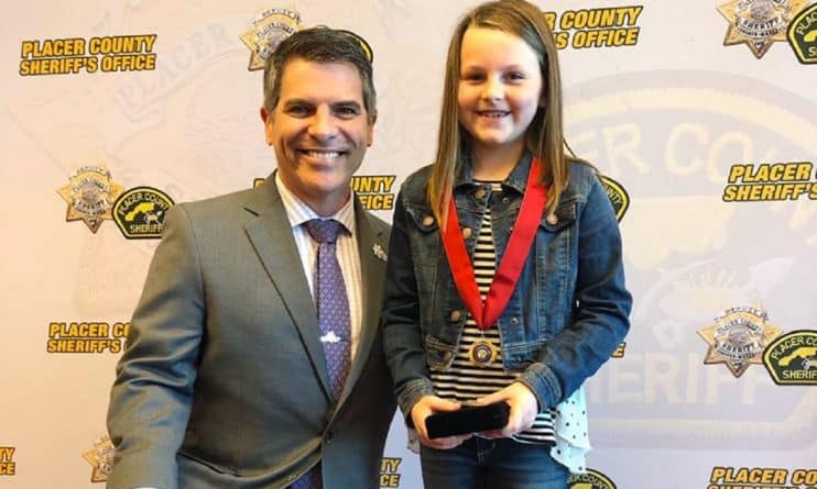 Локальные новости: В Калифорнии 8-летнюю девочку, которая спасла жизнь отца во время стрельбы, наградили медалью за героизм
