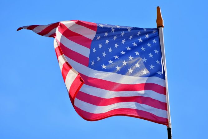 Происшествия: 11-летний школьник отказался встать во время «расистской» Клятвы верности флагу США и был арестован