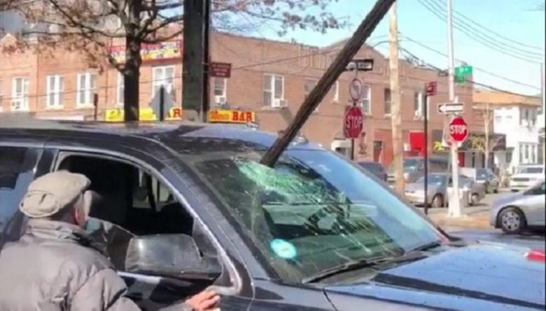 Происшествия: Сорвавшаяся с эстакады метро балка пробила лобовое стекло автомобиля: водителя спасло чудо