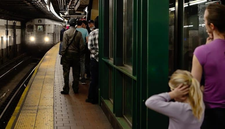 Происшествия: Станция 125 St метро Нью-Йорка становится опасной. За сутки — две потасовки