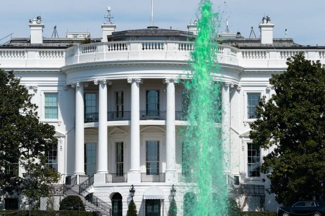Политика: Белый дом с зеленым фонтаном