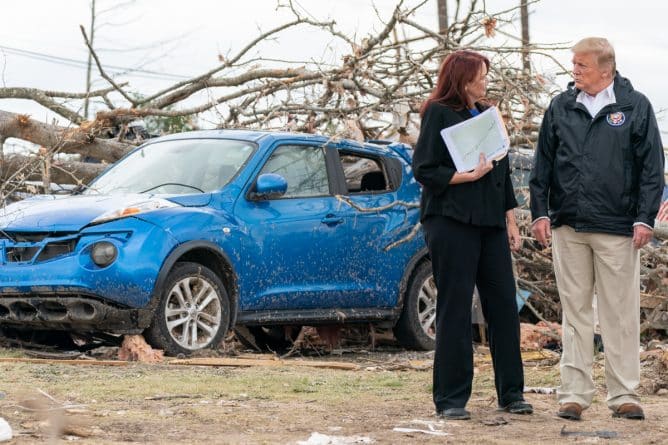 Политика: Президент Трамп оставил автограф на Библии для жителей Алабамы, которые остались в живых после торнадо