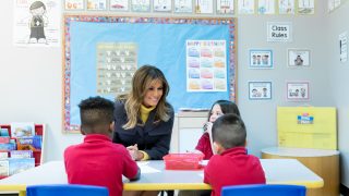 Колонки: Мелания Трамп посетила школу в Талсе, став первой женой президента, которая приехала в город с официальным визитом