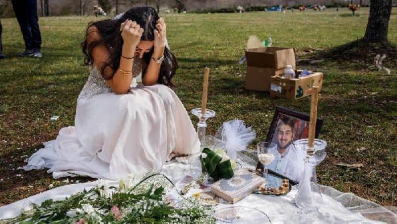 Происшествия: В сети появились фото, где невеста в свадебном платье оплакивает жениха на его могиле после того, как его застрелил онлайн-покупатель
