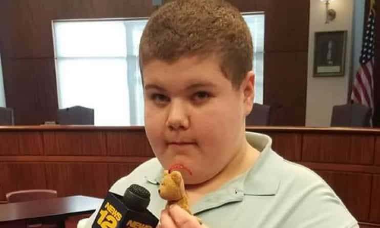 Локальные новости: Полицейский помог мальчику с аутизмом найти плюшевого мишку после его обращения на 911
